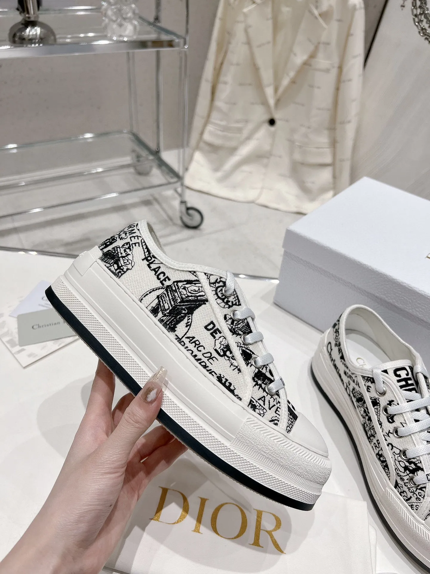 👟👟Ex-factory price 520👟👟 Women's Shoes Women's Clothing Dior Series Dior Dior 2024 Walk'n Series Presbyopia Embroidery Thick-soled Canvas Shoes Casual Sports Shoes Original Purchase Development Production This Walk'n'Dior thick-soled sneaker is a fashionable item that enhances the style of this series. Oblique printed cotton embroidered upper with comfortable platform sole, tongue and Christian Dior 👟👟 ex-factory aris signature laces. Can add fashionable temperament to all kinds of casual looks ▪️Fabric: Original customized imported Oblique printed embroidery ▪️Inner lining: Imported soft sheepskin lining ▪️Outsole: Original exclusive molded T👟👟Factory price U material ▪️Sole thickness: 4.5CM ▪️Size: Women's 35-40